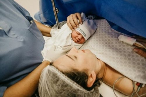 Tin tức công ty mới nhất về 'Hãy để con gấu bông nhỏ của tôi bay': Mẹ của một cậu bé 9 tuổi bị giết trong vụ tấn công chợ Giáng sinh tỏ lòng tôn kính